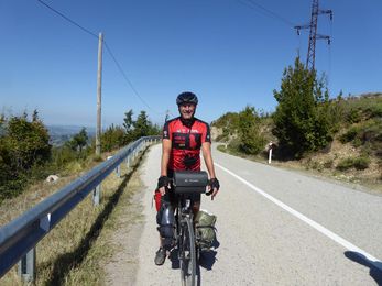 Hardy Grüne radelt mit dem Fahrrad durch Albanien. Hier auf dem Weg von Elbasan nach Tirana. Foto: Hardy Grüne